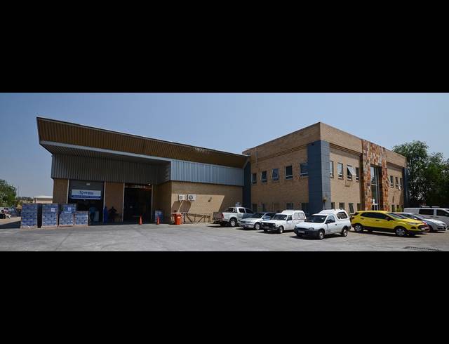 1,428M² WAREHOUSE TO LET IN LINBRO PARK